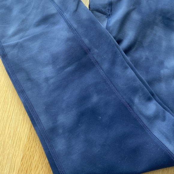 Lululemon Navy tie dye leggings. 8 - Picture 3 of 5